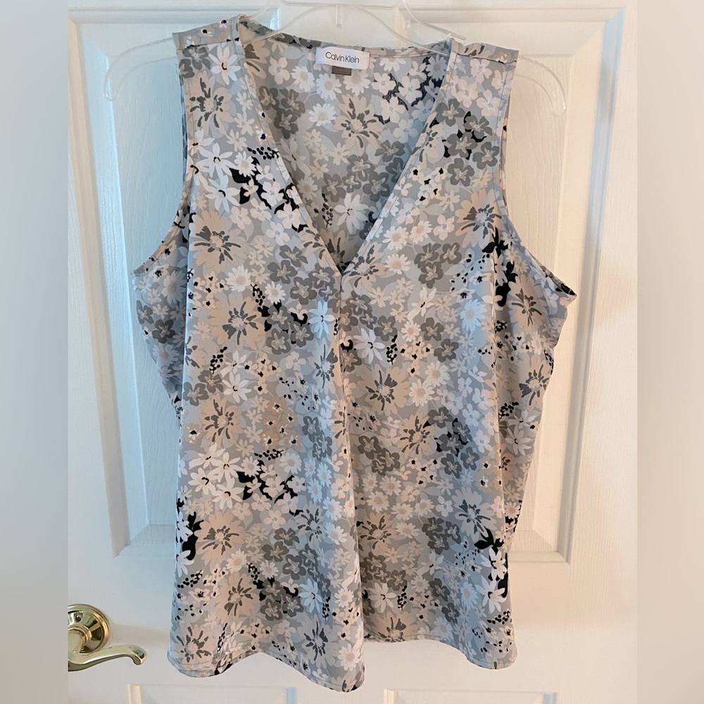 Calvin Klein gray black white daisy floral sleeveless V neck top Sz L